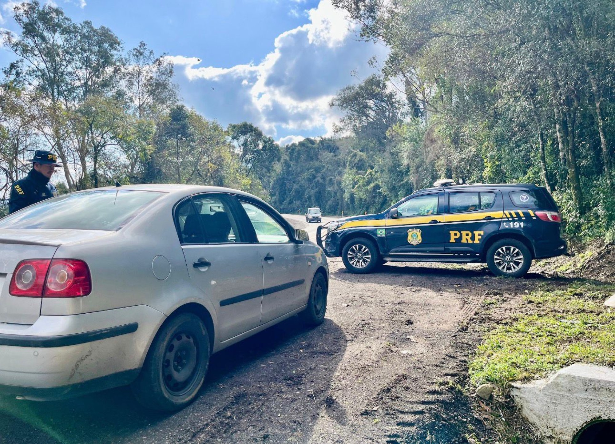 PRF flagra homem sem CNH dirigindo um Fiat Brava com placas de Corsa