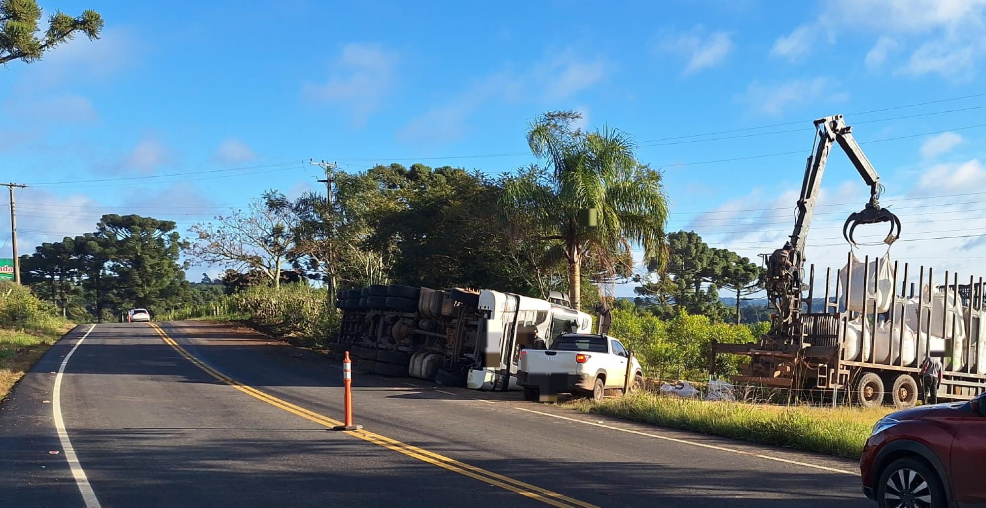 Carreta tomba na ERS-332 e transbordo da carga exige atenção dos motoristas