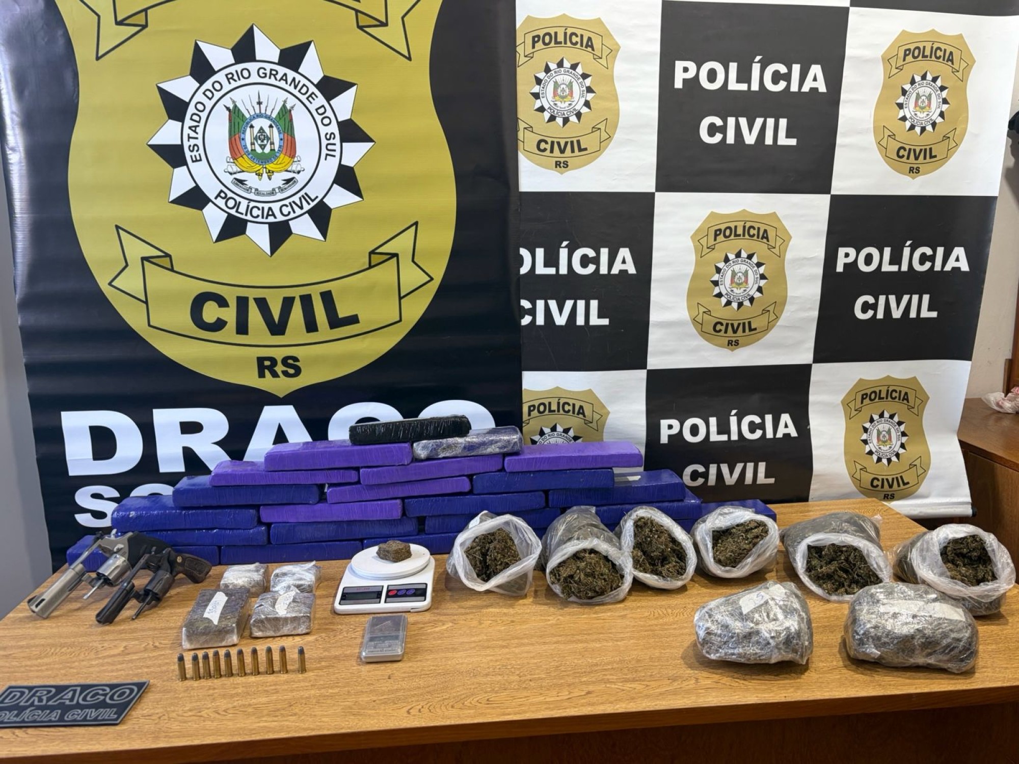 Mulher é presa com quase 20 quilos de drogas e armas durante operação da Draco no Bairro Missões, em Soledade