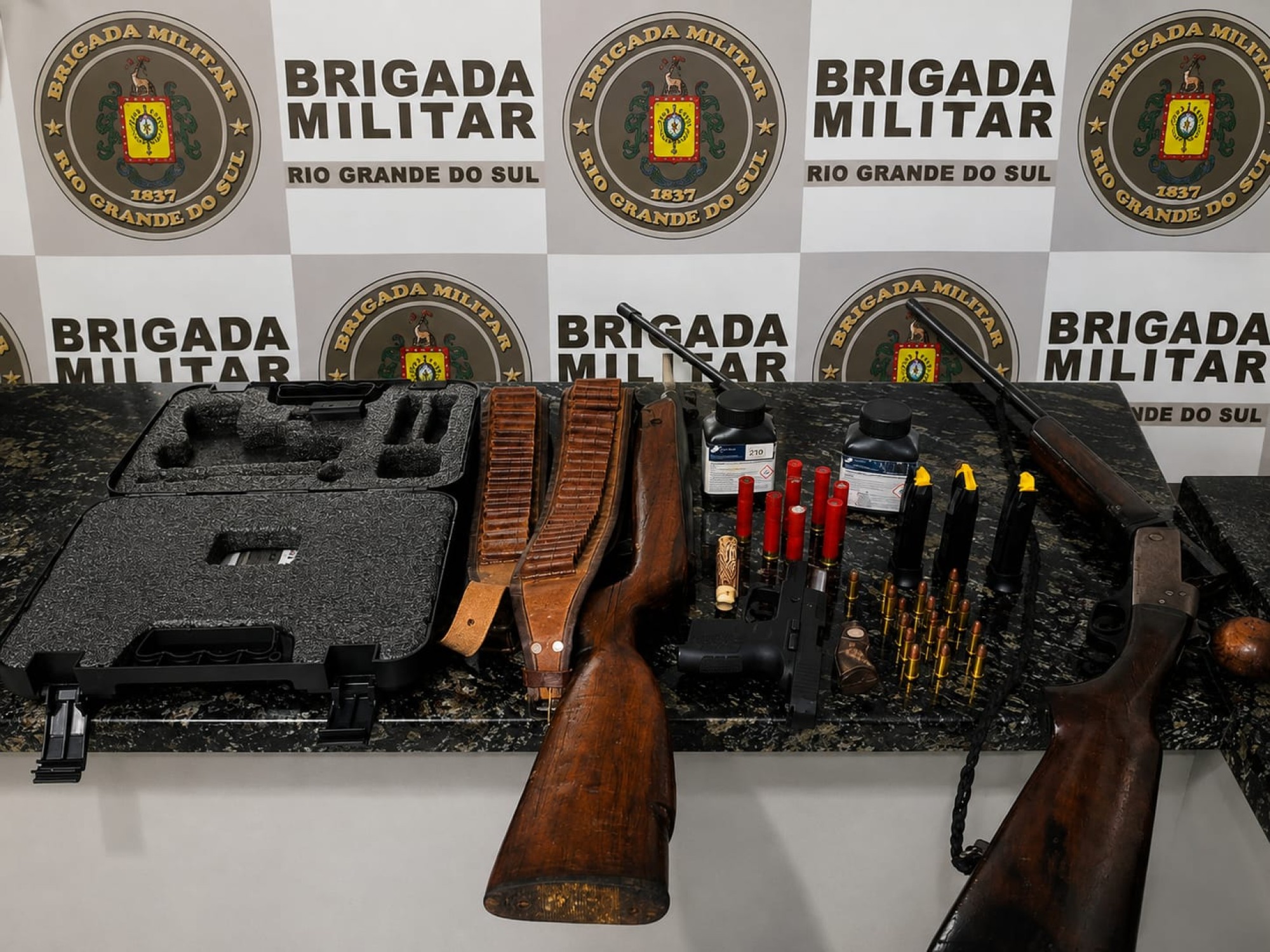 Dupla Suspeita de disparos de Arma de Fogo em Arvorezinha e Itapuca é presa com armas e munições 