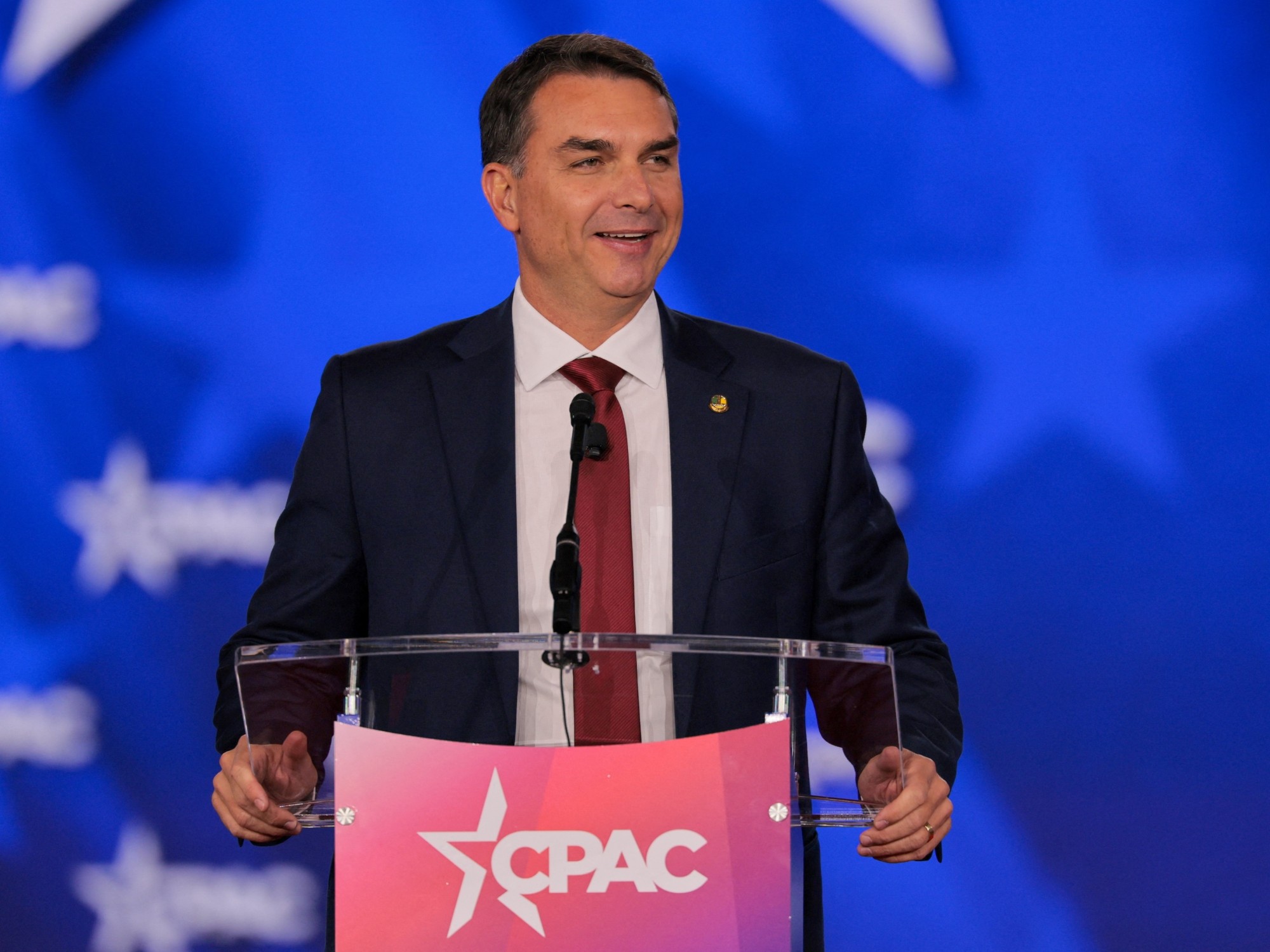 Aliado de Trump afirma que Flávio Bolsonaro chegou em segurança aos EUA; Marco Rubio teria articulado viagem