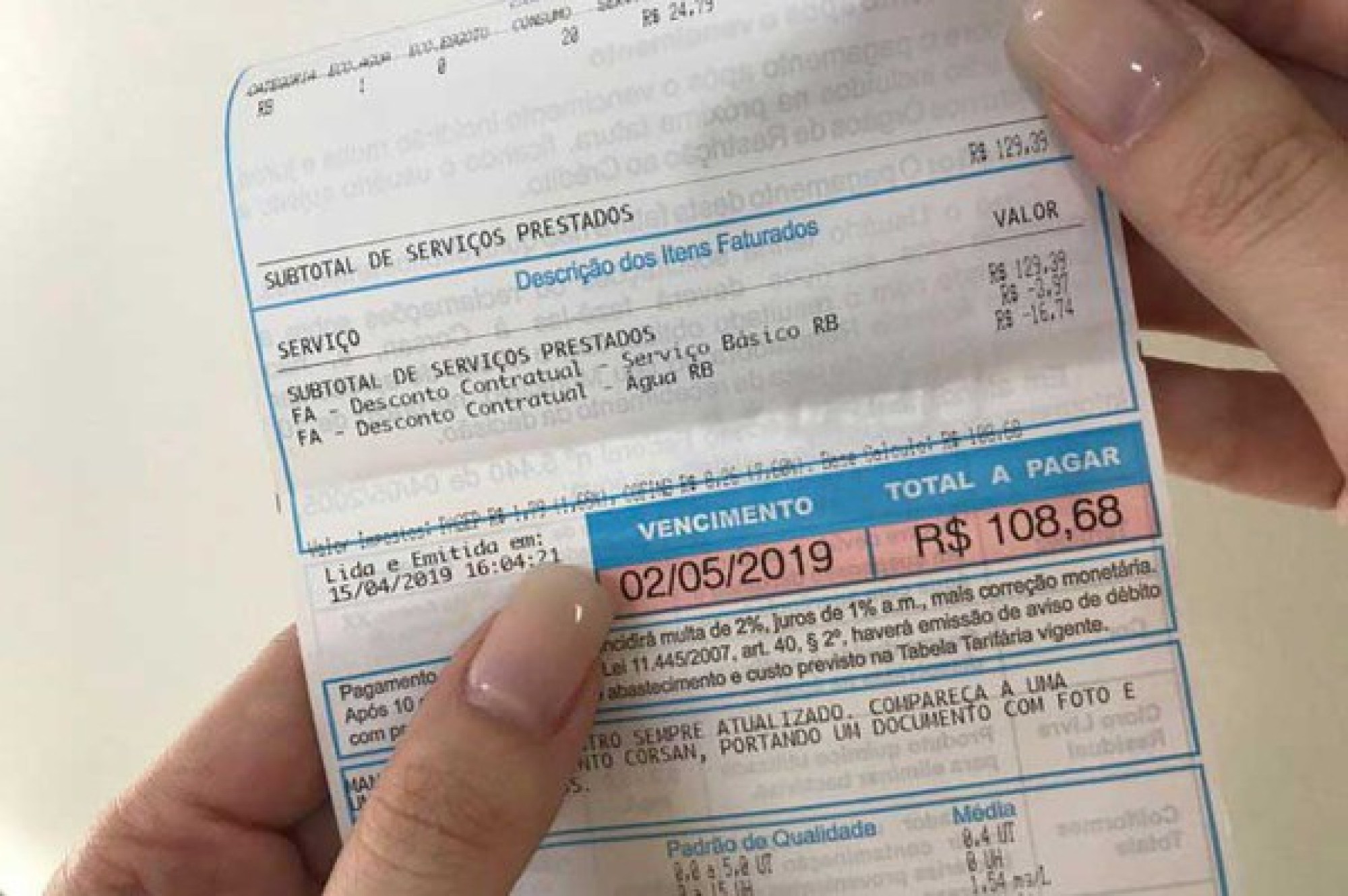 Corsan passa a emitir contas a cada 45 dias e consumidores relatam aumento no valor das faturas