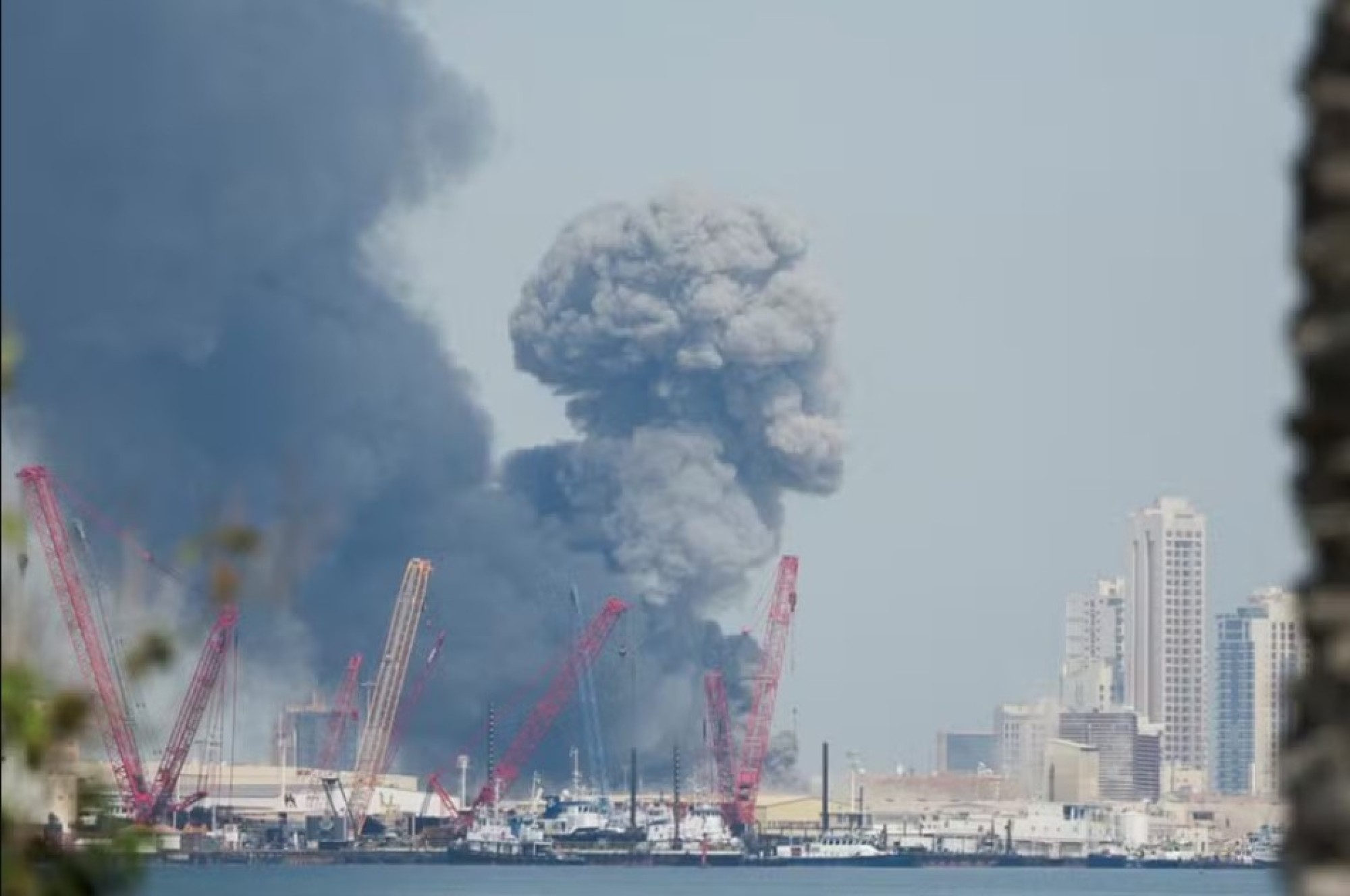 Estados Unidos e Israel lançam ataque conjunto contra o Irã, que reage com mísseis