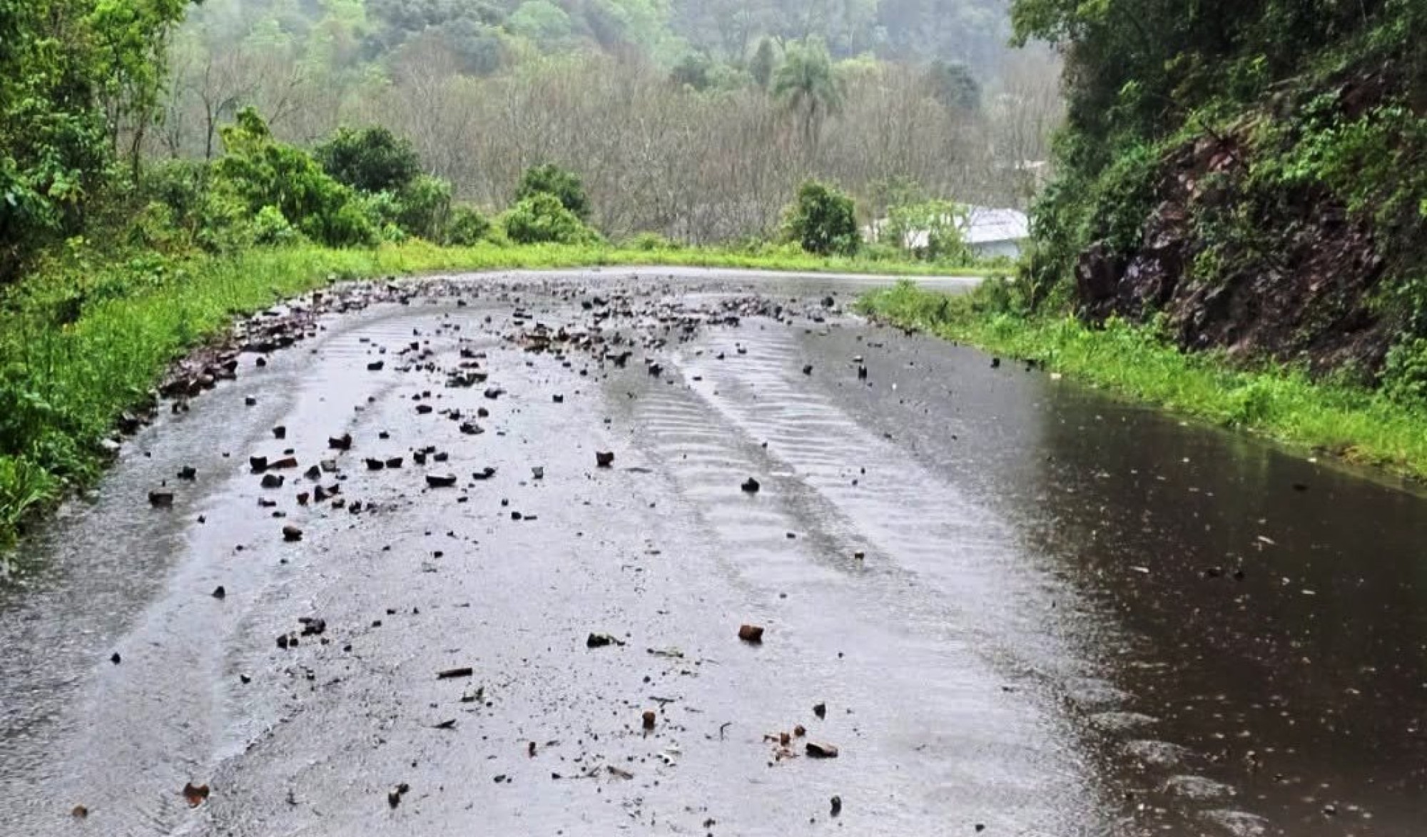 Chuva exige atenção redobrada nas estradas de Anta Gorda