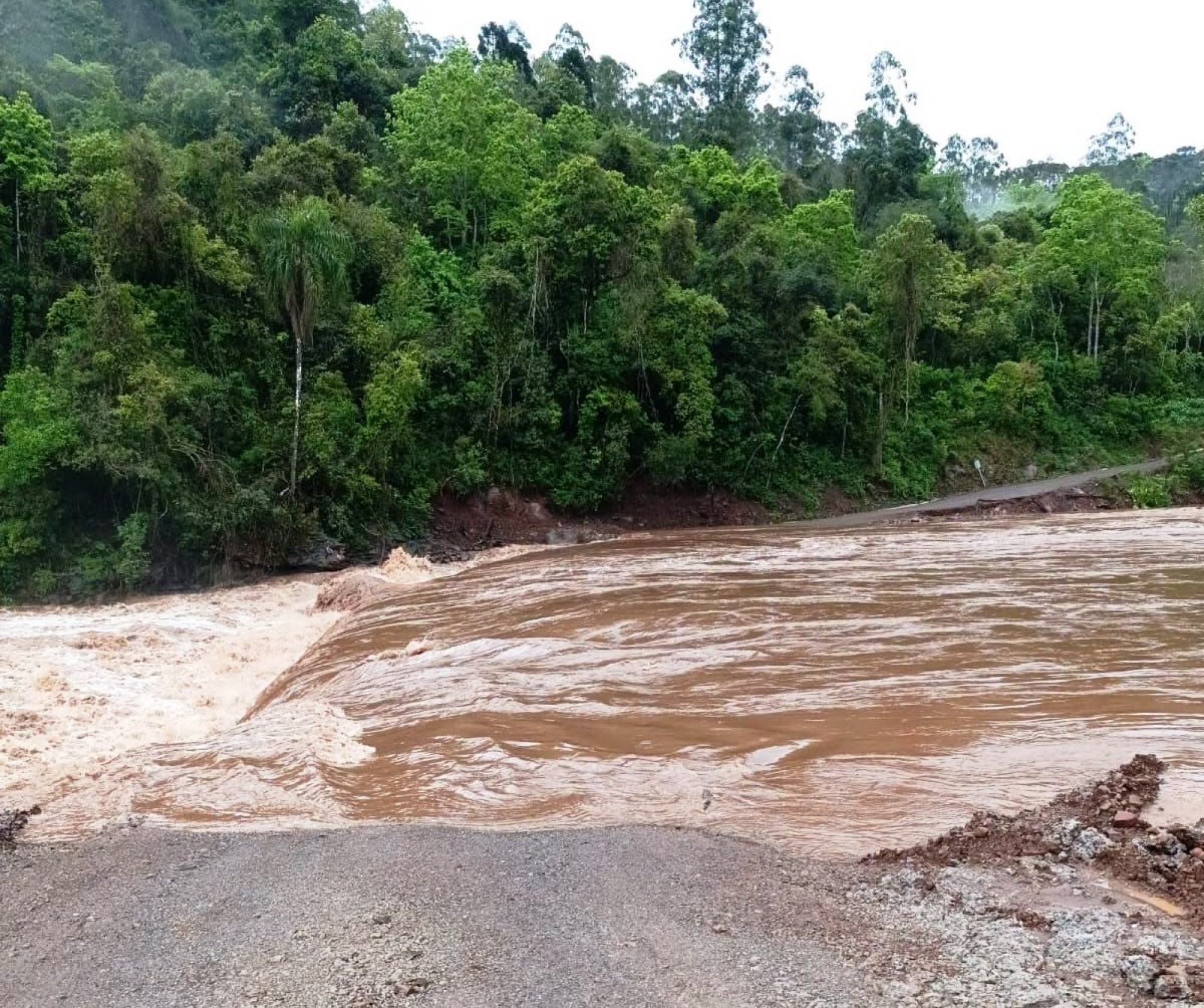 Fortes chuvas provocam interdições em estradas e ponte de Doutor Ricardo