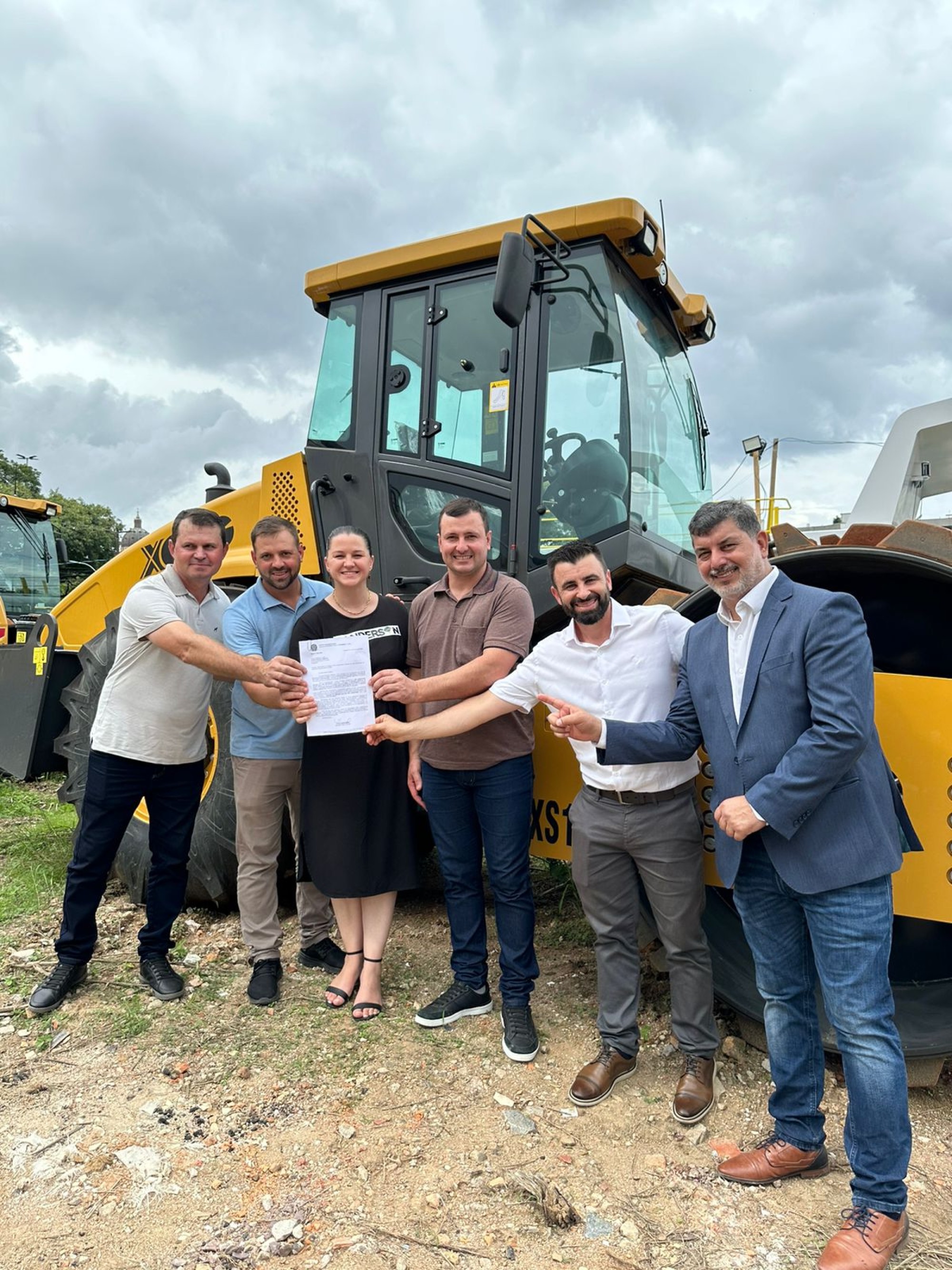 Município de Putinga recebe novo Rolo Compactador 