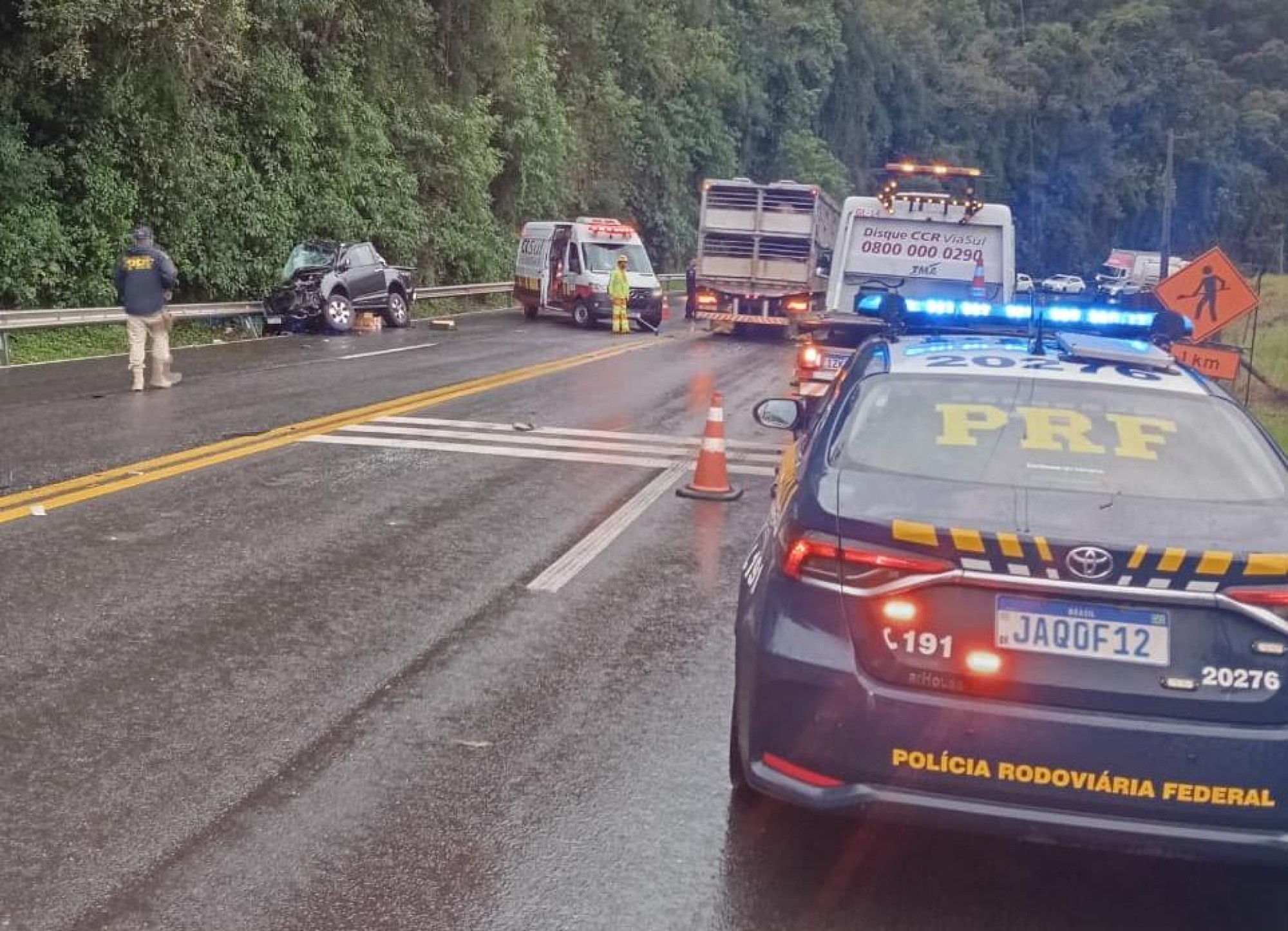 Colisão entre ônibus e caminhonete deixa duas pessoas mortas na BR-386, em Pouso Novo