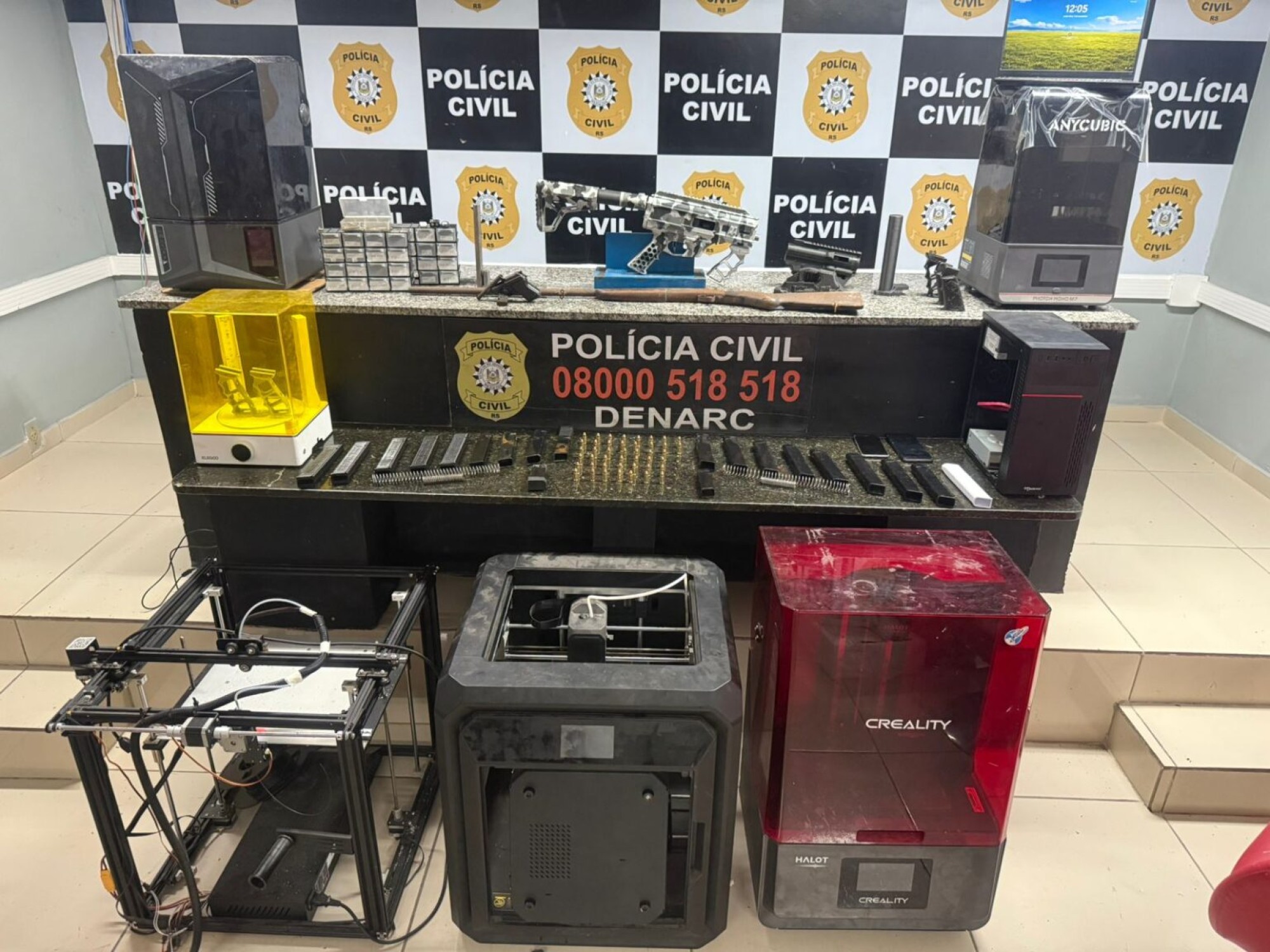 Polícia Civil prende 16 suspeitos de fabricar armas com impressoras 3D no Rio Grande do Sul.