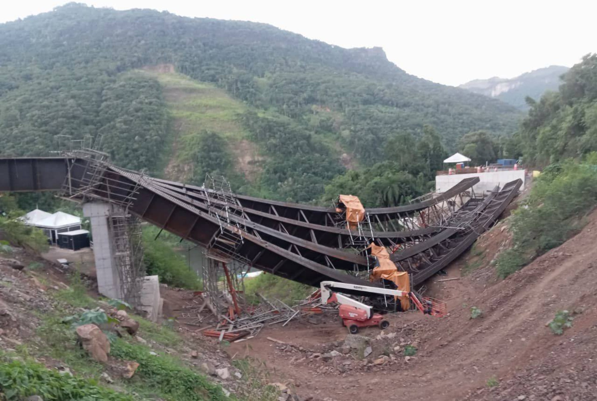 DNIT avalia estrutura após incidente em obra na BR-470 na Serra das Antas